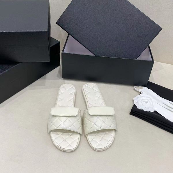 7a new custom slippers designer ladies one-line sandals flat heel leather lingge ins classic casual versatile fashion luxury beach platform, Black
7a new custom slippers designer ladies one-line sandals flat heel leather lingge ins classic casual versatile fashion luxury beach platform, Black