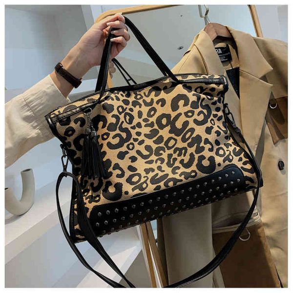 ladies fashion personality trend new brand bag wholesale minority large capacity female 2022 print tote handbag one shoulder armpit
ladies fashion personality trend new brand bag wholesale minority large capacity female 2022 print tote handbag one shoulder armpit