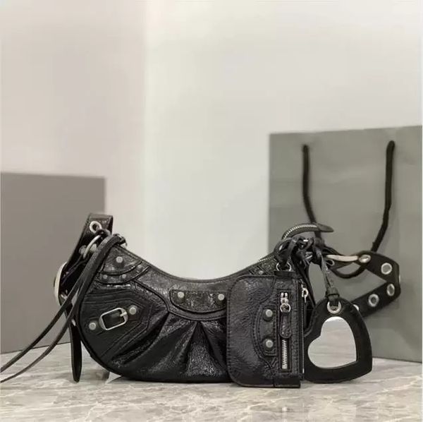 design luxury le cagole motorcycle bag fashion handmade bag shoulder women's messenger bag retro high-capacity ladies handbag
design luxury le cagole motorcycle bag fashion handmade bag shoulder women's messenger bag retro high-capacity ladies handbag
