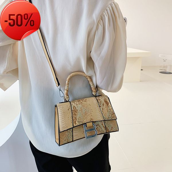 luxury designersmall c women's bag 2022 new k spring and summer net red handbag small satchel fashionable versatile atmosphere messenge
luxury designersmall c women's bag 2022 new k spring and summer net red handbag small satchel fashionable versatile atmosphere messenge