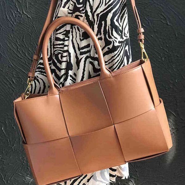ladies coffee bags large mesh hand woven 100% leather luxury handbag wild large capacity fashion messenger bag for women 2021 g220421
ladies coffee bags large mesh hand woven 100% leather luxury handbag wild large capacity fashion messenger bag for women 2021 g220421