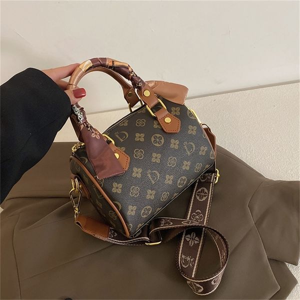 women's new style personalized simple fashion trend messenger portable pillow design purses online
women's new style personalized simple fashion trend messenger portable pillow design purses online