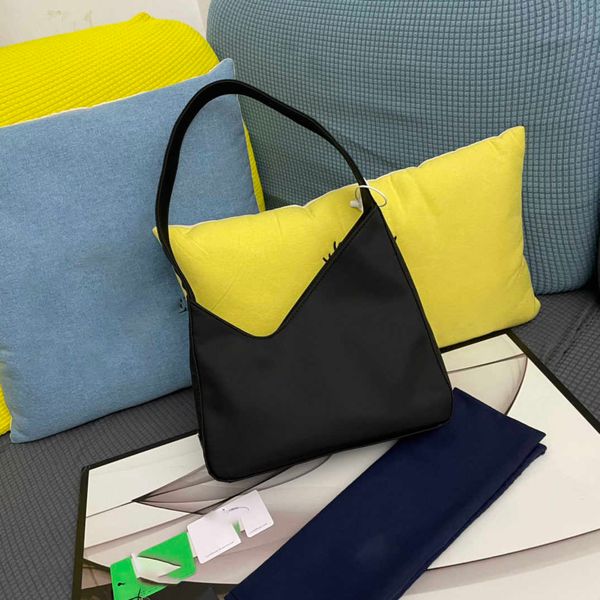 new product series popularity trend shoulder bags cross body bag famous designer portable classic style handbag
new product series popularity trend shoulder bags cross body bag famous designer portable classic style handbag