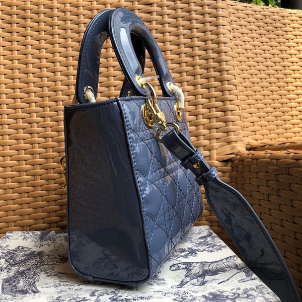 vintage designer shoulder crossbody bag four-grid leather rhombus texture handbag hand-installed hardware classic fashion
vintage designer shoulder crossbody bag four-grid leather rhombus texture handbag hand-installed hardware classic fashion