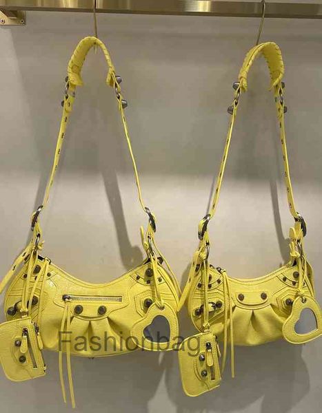 bag 22 balencaigass luxury designer handbags le cagole rivet locomotive three in one fold crescent oil wax leather underarm female diagonal
bag 22 balencaigass luxury designer handbags le cagole rivet locomotive three in one fold crescent oil wax leather underarm female diagonal