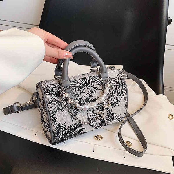 women's fashion personality trend brand bag wholesale 2022 new commuter handbag simple painting foreign style tote embroidery
women's fashion personality trend brand bag wholesale 2022 new commuter handbag simple painting foreign style tote embroidery