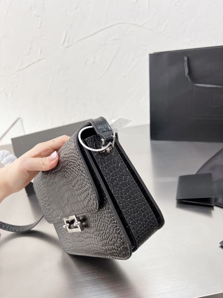 classic y ladies envelope bag luxury designer bag shoulder crossbody portable double compartment large capacity simple atmosphere
classic y ladies envelope bag luxury designer bag shoulder crossbody portable double compartment large capacity simple atmosphere