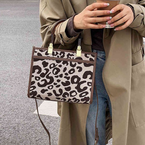 ladies fashion personality trend new brand bag wholesale print large capacity female winter texture portable tote
ladies fashion personality trend new brand bag wholesale print large capacity female winter texture portable tote