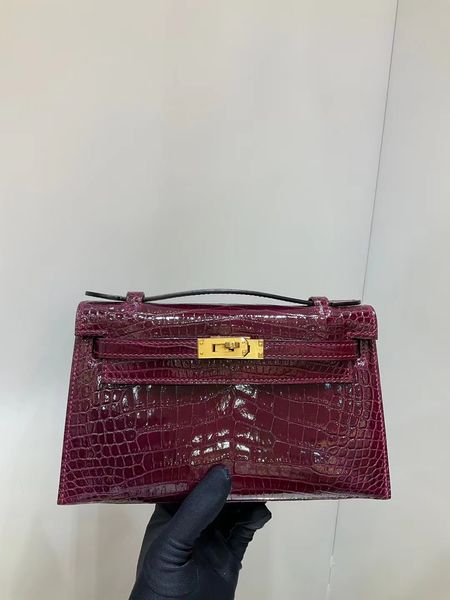 real shinny crocodile handbag,22cm,wholesale price,burgundy,blue,red etc 9colors to choose, fully handmade with wax line stitching,contact m
real shinny crocodile handbag,22cm,wholesale price,burgundy,blue,red etc 9colors to choose, fully handmade with wax line stitching,contact m