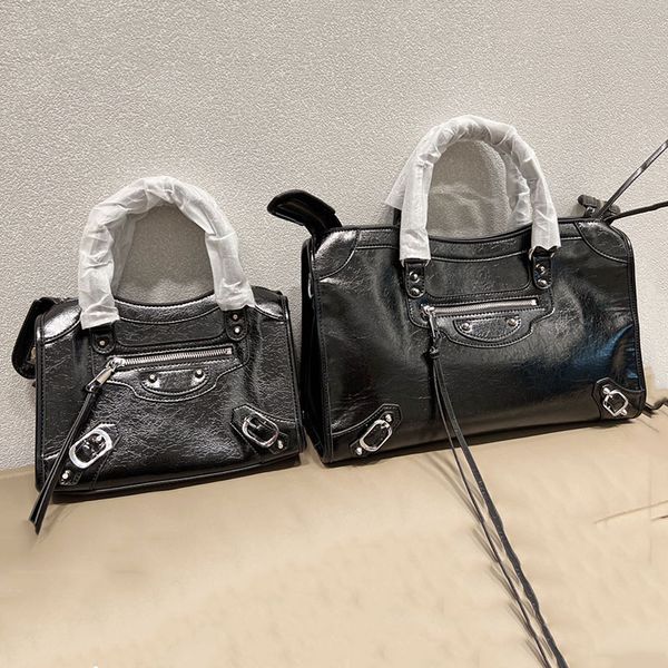 le handbag crossbody bag women shoulder bags travel bag lady cool girl purse real leather sac large capacity fashion letters removable strap
le handbag crossbody bag women shoulder bags travel bag lady cool girl purse real leather sac large capacity fashion letters removable strap