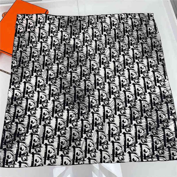 2021 new imitation silk large square scarf satin women's spring and autumn winter blue shell printed thin shawl top, Blue;gray
2021 new imitation silk large square scarf satin women's spring and autumn winter blue shell printed thin shawl top, Blue;gray