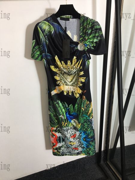 designer 2022ss dresses women summer peacock vintage print metal twist irregular short sleeve dress button pleated polo skirt skirts with sh, Black;gray
designer 2022ss dresses women summer peacock vintage print metal twist irregular short sleeve dress button pleated polo skirt skirts with sh, Black;gray