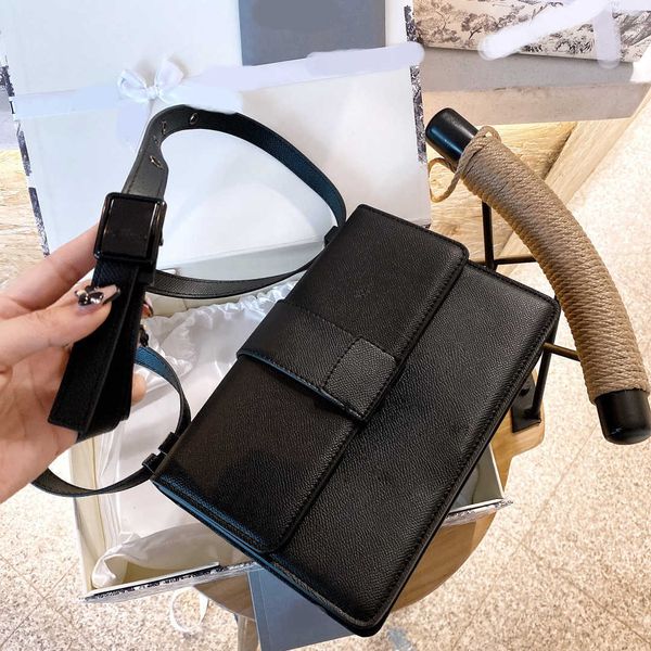 ladies handbags black purses luxurys leather shoulder bags classic fashion embossed letter handbag luxurys clamshell evening bag
ladies handbags black purses luxurys leather shoulder bags classic fashion embossed letter handbag luxurys clamshell evening bag