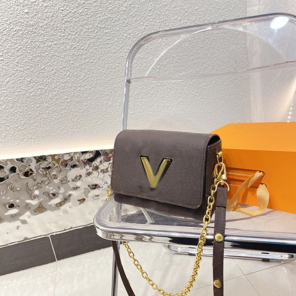 twist denim leather designer women shoulder bags v lock flap chain handbags twists woman crossbody bag lady pochette tote middle size brown
twist denim leather designer women shoulder bags v lock flap chain handbags twists woman crossbody bag lady pochette tote middle size brown