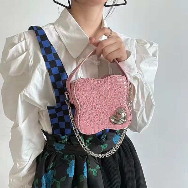2022 spring and summer newmessenger bag niche design metal love decoration chain mobile phone bag, Black;red
2022 spring and summer newmessenger bag niche design metal love decoration chain mobile phone bag, Black;red
