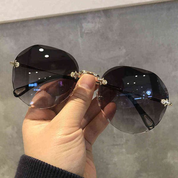 2022 tiktok super new trend polarized sunglasses fashion urban men's and women's color changing hip-hop glasses 885m, White;black
2022 tiktok super new trend polarized sunglasses fashion urban men's and women's color changing hip-hop glasses 885m, White;black