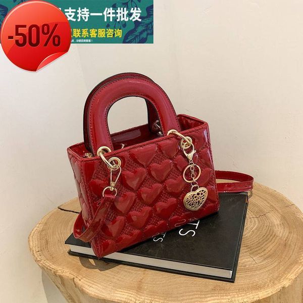 fashion luxury designerpremium lacquer leather small for women 2022 new portable princess diana red bride bag large capacity
fashion luxury designerpremium lacquer leather small for women 2022 new portable princess diana red bride bag large capacity