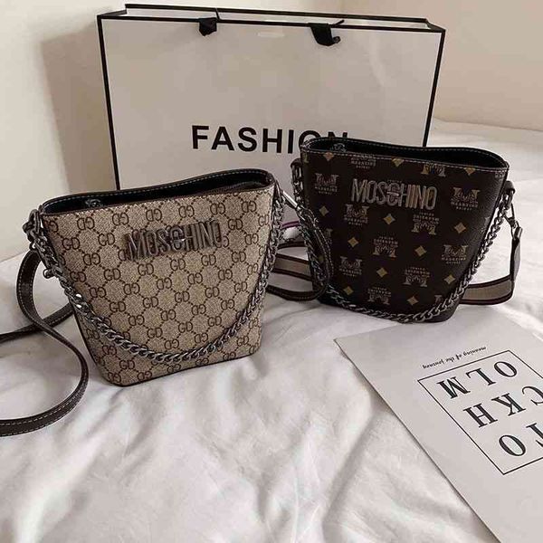 handbag 2023 new bag leather super fire portable bucket wide shoulder strap shoulder messenger red women's
handbag 2023 new bag leather super fire portable bucket wide shoulder strap shoulder messenger red women's