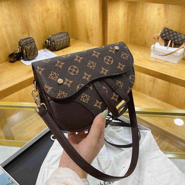 2022 factory wholesale new texture foreign style small women's single shoulder messenger bag net red ins fashion printed saddle bag
2022 factory wholesale new texture foreign style small women's single shoulder messenger bag net red ins fashion printed saddle bag