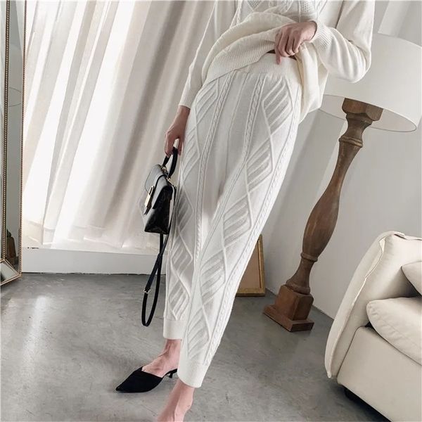autumn winter thick woolen knitting trouser's loose radish-shaped beam feet fashion trend knitted twist drawstring 220325, Black;white
autumn winter thick woolen knitting trouser's loose radish-shaped beam feet fashion trend knitted twist drawstring 220325, Black;white