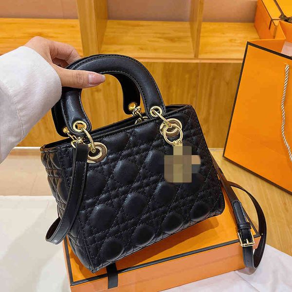 lingge princess diana bag 2022 new fashion embroidered thread sheepskin single shoulder messenger bag texture handbag luxury designer
lingge princess diana bag 2022 new fashion embroidered thread sheepskin single shoulder messenger bag texture handbag luxury designer