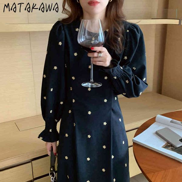 loose high waist pleated woman dress korean spring retro round neck femme robe puff sleeve embroidery flower vestido 210506, Black;gray
loose high waist pleated woman dress korean spring retro round neck femme robe puff sleeve embroidery flower vestido 210506, Black;gray
