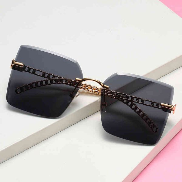 2022 new xiaoxiangjia framels cutting ee fashion women's sunglass large box metal anti ultraviolet sunglass, White;black
2022 new xiaoxiangjia framels cutting ee fashion women's sunglass large box metal anti ultraviolet sunglass, White;black
