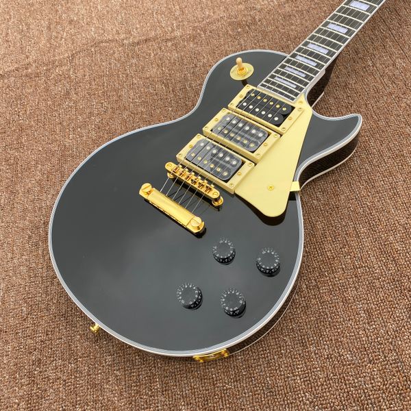 customized electric guitar rosewood fingerboard 3 pickups can be bound change color stock 
customized electric guitar rosewood fingerboard 3 pickups can be bound change color stock