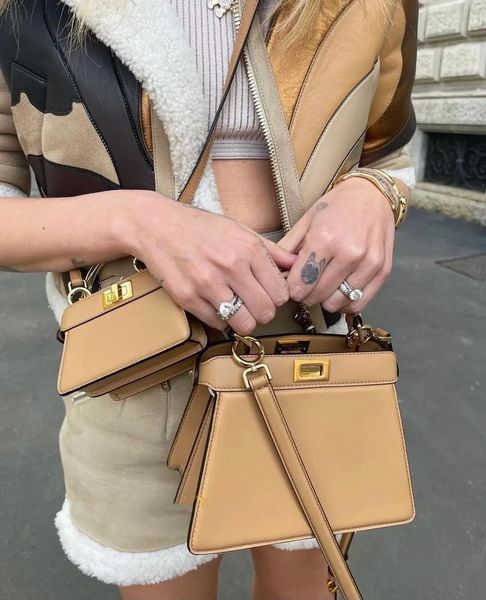 2022 ladies bag classic women designer fashion luxury handbag gold hardware grace totes crossbody shoulder bag portable purse
2022 ladies bag classic women designer fashion luxury handbag gold hardware grace totes crossbody shoulder bag portable purse