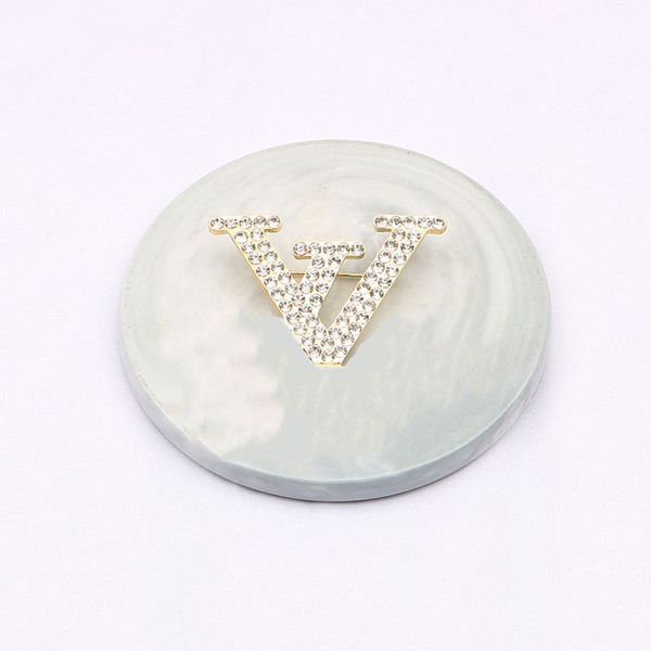 fashionable high-end and versatile letter brooch chaohan personalized creative rhinestone pendant brooch new clothing, Gray 
fashionable high-end and versatile letter brooch chaohan personalized creative rhinestone pendant brooch new clothing, Gray