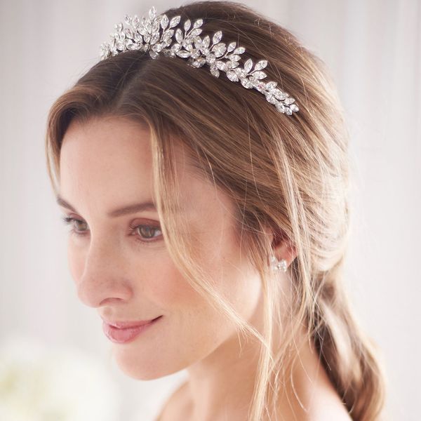 trendy crystals wedding headpieces crowns for brides silver color hairband tiaras women hair accessories for party prom occasion headwear he
trendy crystals wedding headpieces crowns for brides silver color hairband tiaras women hair accessories for party prom occasion headwear he