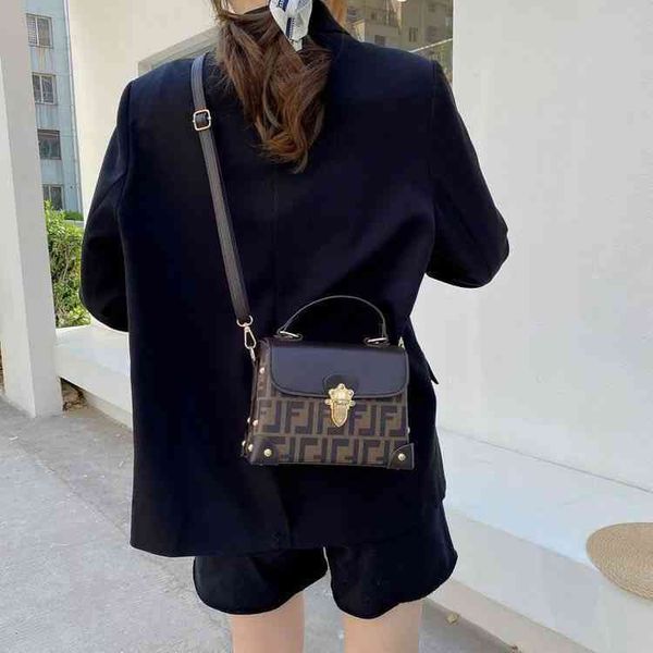 versatile with no greasy back every day single shoulder messenger hand lock single shoulder other leather
versatile with no greasy back every day single shoulder messenger hand lock single shoulder other leather