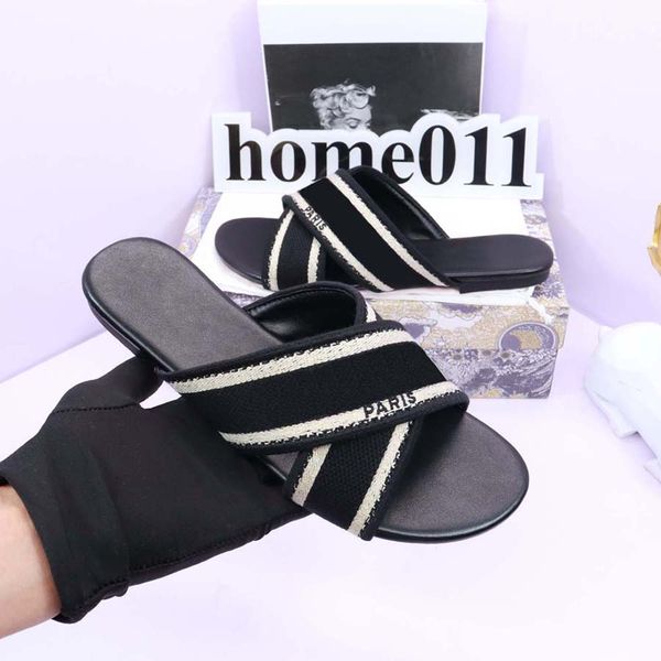 2022d luxury beach slippers classic flat summer lazy designer cartoon big head slippers leather l bathroom letter embroidered women's s, Black
2022d luxury beach slippers classic flat summer lazy designer cartoon big head slippers leather l bathroom letter embroidered women's s, Black