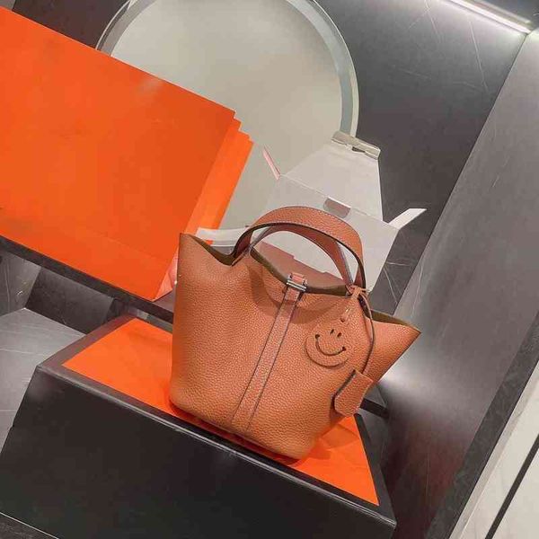 shoulder bags luxury brand food basket simple square bucket bag women's designer real leather mobile phone handbags 211216
shoulder bags luxury brand food basket simple square bucket bag women's designer real leather mobile phone handbags 211216
