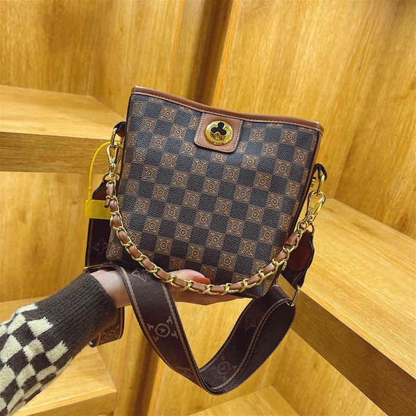old flower hand carrying chain fashion versatile single shoulder bag trend lattice small square bag
old flower hand carrying chain fashion versatile single shoulder bag trend lattice small square bag