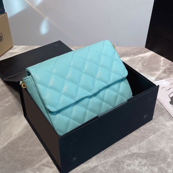 2022 luxury ladies flap bag caviar solid color leather classic quilted plaid hardware chain button vacation camera bag designer, Red;black
2022 luxury ladies flap bag caviar solid color leather classic quilted plaid hardware chain button vacation camera bag designer, Red;black