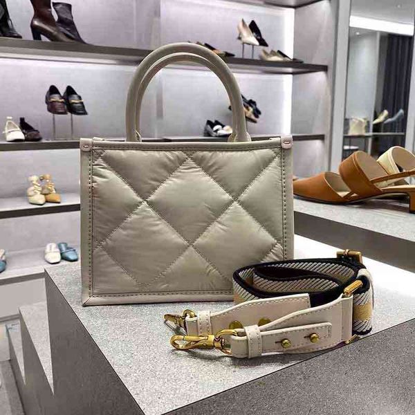 small c family portable new wide shoulder women's 2022 luxury brand fashion design versatile ladies bags
small c family portable new wide shoulder women's 2022 luxury brand fashion design versatile ladies bags