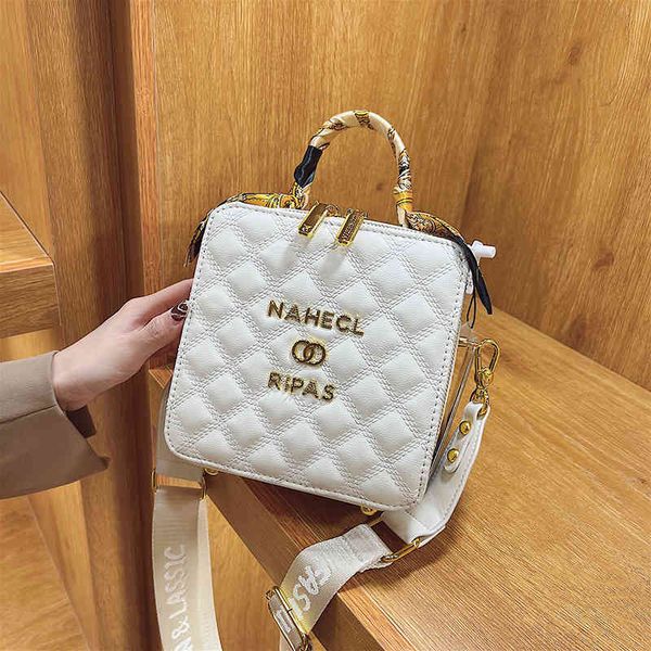 silk scarf small bag 2022 new fashion broadband single shoulder msenger handbag women's perfume box designer bags
silk scarf small bag 2022 new fashion broadband single shoulder msenger handbag women's perfume box designer bags