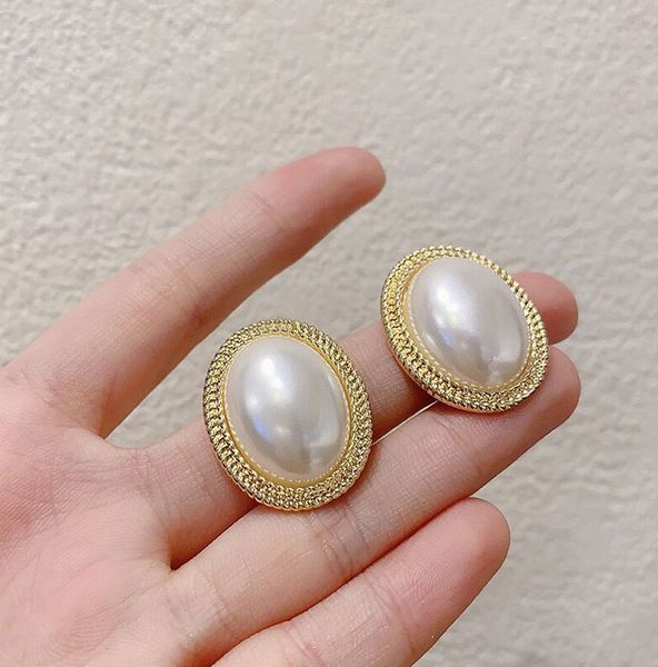 s925 sterling silver needle geometric oval stud large pearl earrings exaggerated temperament simple earrings female 2021 new trend, Golden;silver
s925 sterling silver needle geometric oval stud large pearl earrings exaggerated temperament simple earrings female 2021 new trend, Golden;silver