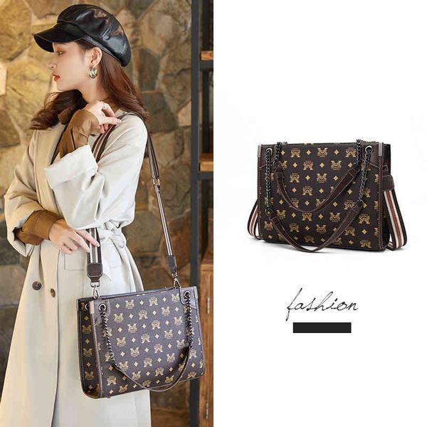 designer handbags shoulder bag women's printed 2022 new fashionable elegant romantic large capacity leisure travel tote bag
designer handbags shoulder bag women's printed 2022 new fashionable elegant romantic large capacity leisure travel tote bag