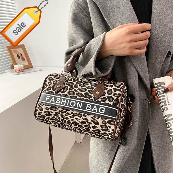 2022 trendy fashion design ladies bags factory direct clothing red texture new simple portable shoulder large capacity small
2022 trendy fashion design ladies bags factory direct clothing red texture new simple portable shoulder large capacity small
