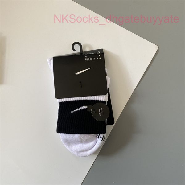 men classic fashion socks hook brand color stitched men's women's long tube sports training sock street couple middle tubes luxury, Black
men classic fashion socks hook brand color stitched men's women's long tube sports training sock street couple middle tubes luxury, Black