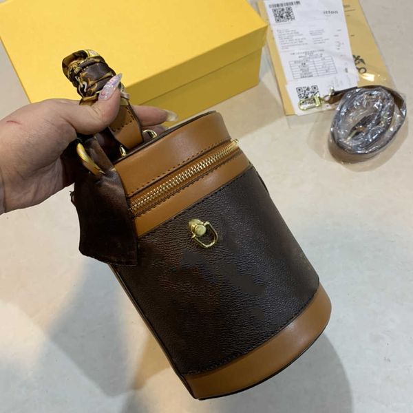 new ladies rice bucket bag designer embossed handbag simple fashion with shoulder strap one shoulder slanting messenger bag wallet
new ladies rice bucket bag designer embossed handbag simple fashion with shoulder strap one shoulder slanting messenger bag wallet