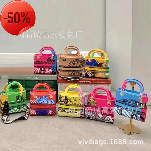 the factory directly small female 2022 new popular painted small satchel minis fashion princs diana texture msenger bag
the factory directly small female 2022 new popular painted small satchel minis fashion princs diana texture msenger bag