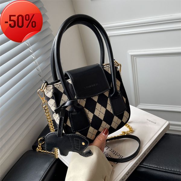 the factory directly black white personality net red portable princs diana women's bag 2022 new one shoulder fashion contrast color mse
the factory directly black white personality net red portable princs diana women's bag 2022 new one shoulder fashion contrast color mse