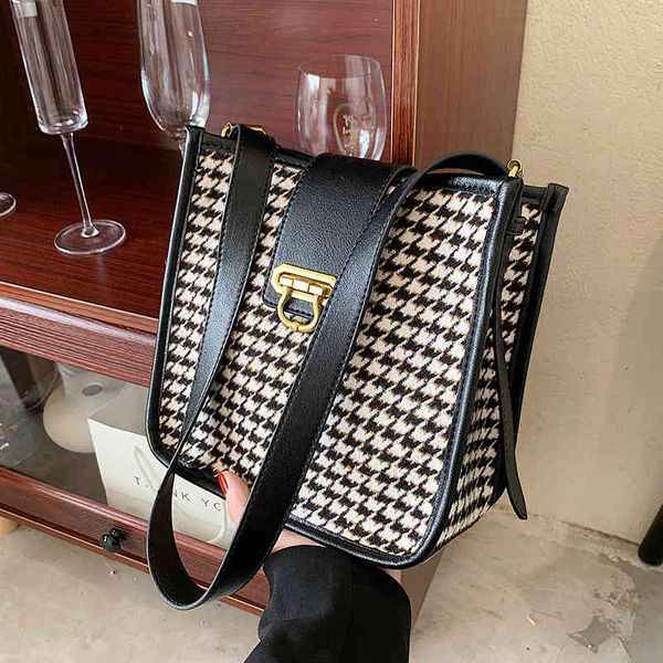 autumn and winter high-capacity new msenger shoulder bucket 2022 luxury brand fashion design versatile ladies bags
autumn and winter high-capacity new msenger shoulder bucket 2022 luxury brand fashion design versatile ladies bags