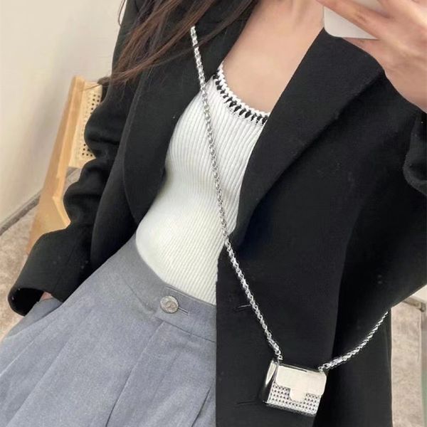 7a luxury ladies jewelry chain small bag designer brand mini metal decoration lipstick diamond set messenger bag classic fashion retro origi
7a luxury ladies jewelry chain small bag designer brand mini metal decoration lipstick diamond set messenger bag classic fashion retro origi