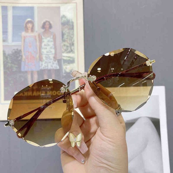 luxury brand designer 2022 new trendy small anti ultraviolet sunglass women's big thin glass frame vintage sun glasses for men ladies e, White;black
luxury brand designer 2022 new trendy small anti ultraviolet sunglass women's big thin glass frame vintage sun glasses for men ladies e, White;black