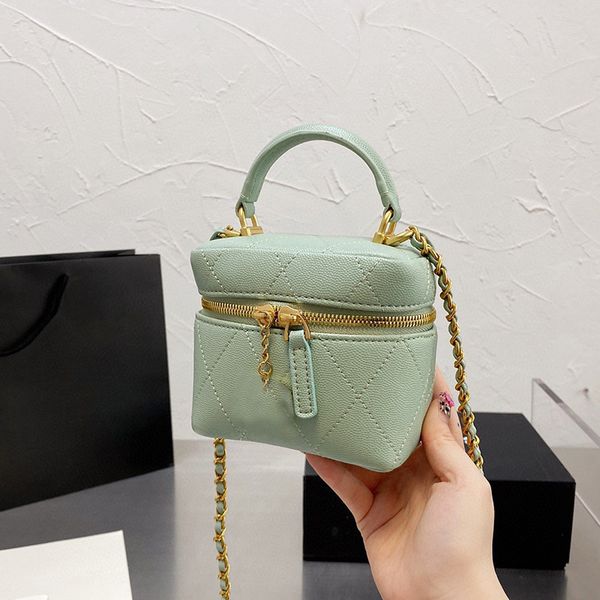 classic mini vanity caviar crossbody bags luxury designer calfskin womens tiny box cosmetic case handle totes quilted gold matelasse cha
classic mini vanity caviar crossbody bags luxury designer calfskin womens tiny box cosmetic case handle totes quilted gold matelasse cha