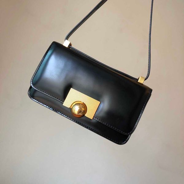 luxury crossbody bag small square bag qi wei's same classic fashion square box bag metal buckle messenger single shoulder handbag
luxury crossbody bag small square bag qi wei's same classic fashion square box bag metal buckle messenger single shoulder handbag